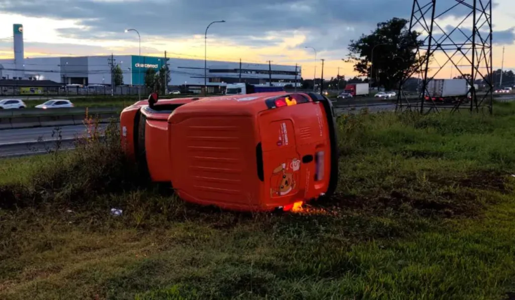 Furgão da Shopee tombado.