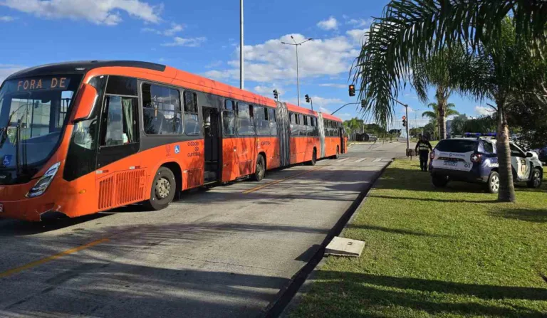 Adolescente morreu após ser atropelado por ônibus biarticulado na Linha Verde