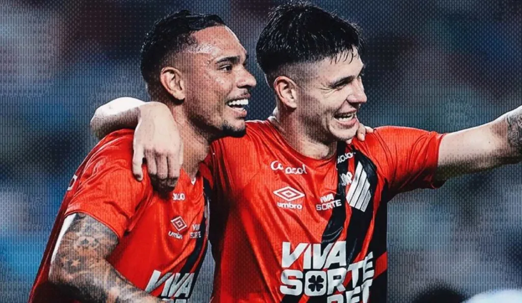 Zapelli comemora com Luiz Fernando o primeiro gol do Athletico sobre o Paysandu.