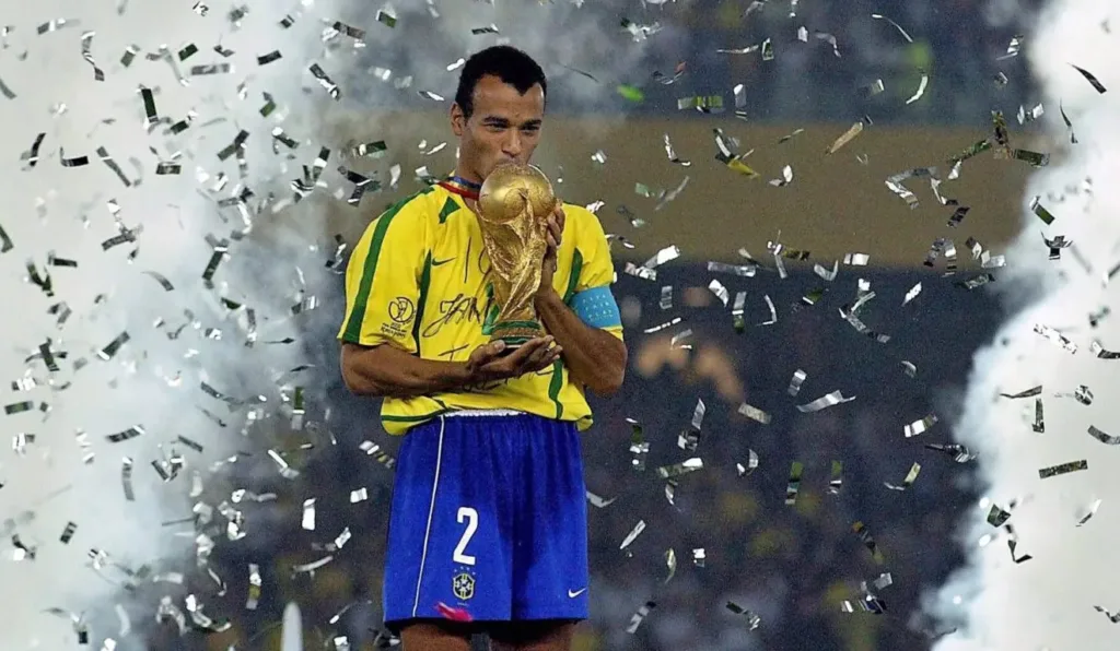 Cafu com o troféu da Copa do Mundo de 2002