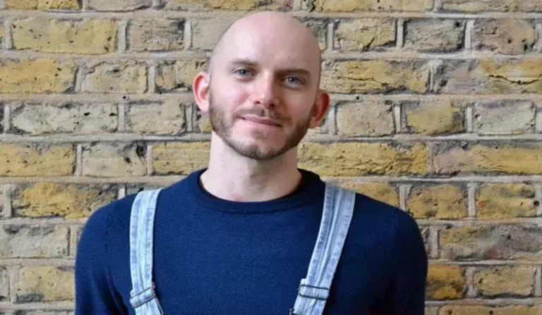 Crianças encontram mala com cabeça de cientista e polícia procura restos mortais