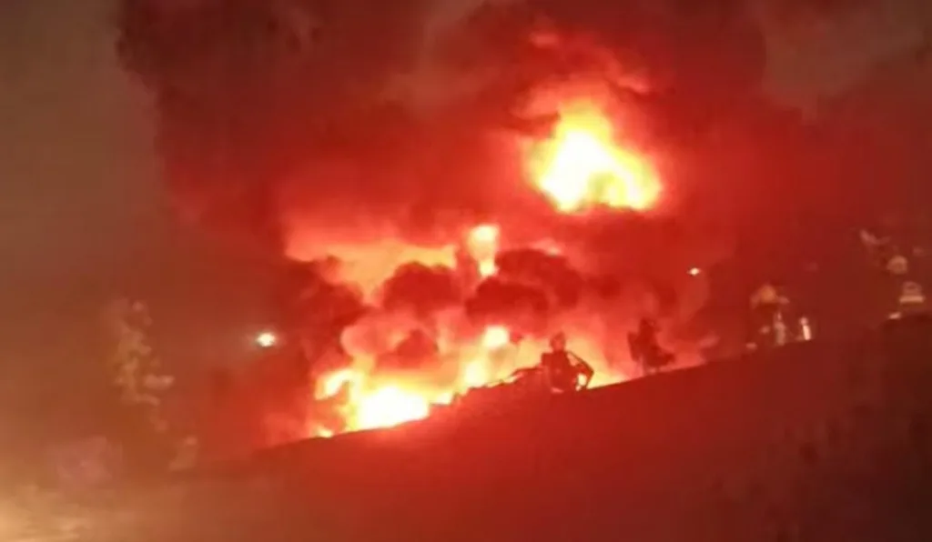 Caminhão pega fogo na BR-101, em Garuva