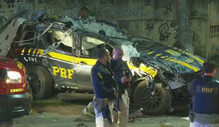 viatura da PRF após acidente que causou a morte de 3 policiais a Avenida Brasil, no Rio de Janeiro