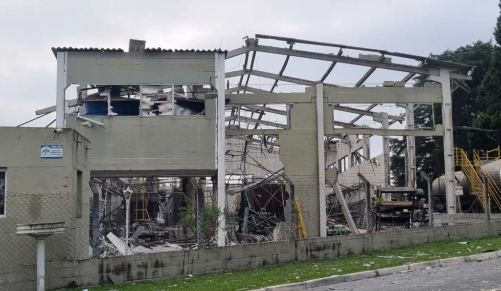 Funcionário morreu após uma explosão na empresa, em Campo Largo; local ficou completamente destruído 