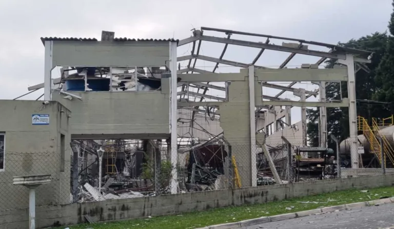 Funcionário morreu após uma explosão na empresa, em Campo Largo; local ficou completamente destruído