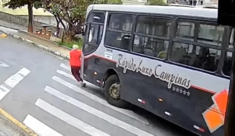 idosa sendo atropelada por ônibus