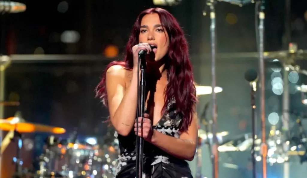 Dua Lipa cantando.