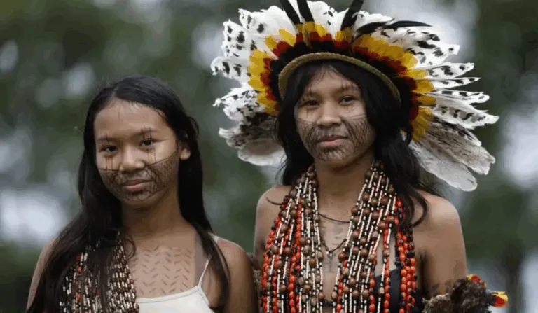 Imagem ilustrativa de duas jovens indígenas.