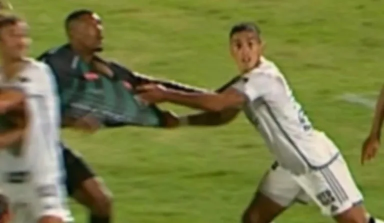 Momento do pênalti reclamado pelo Maringá contra o Atlético-MG.