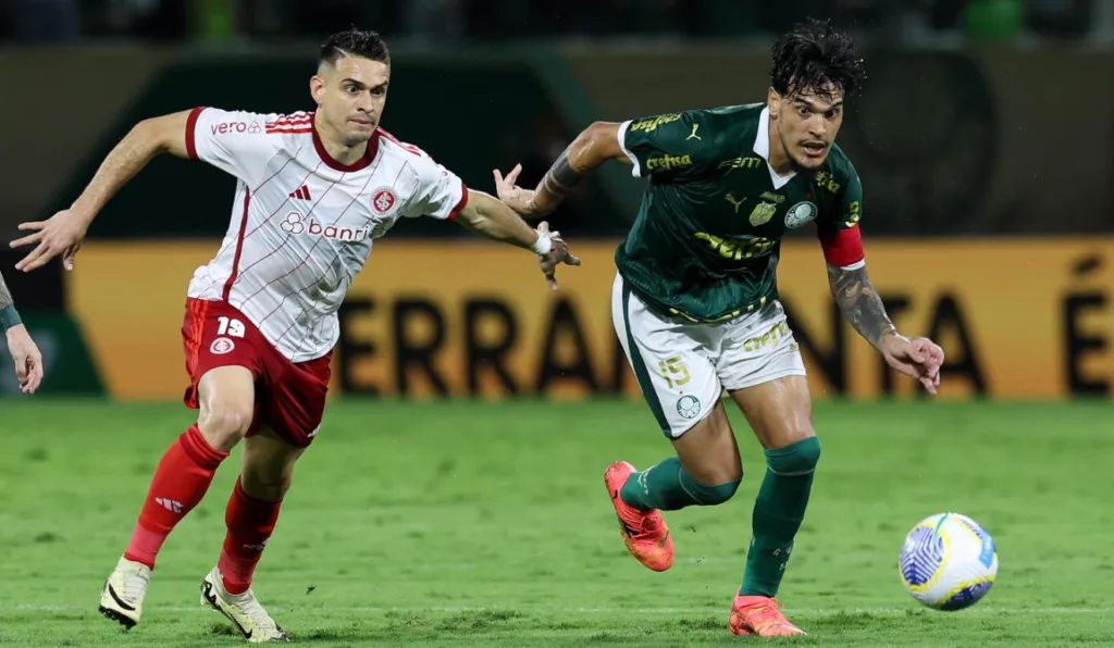 Borré e Gustavo Gomez em disputa de bola no Brasileirão de 2024