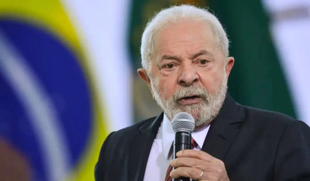 Presidente Lula com microfone na mão