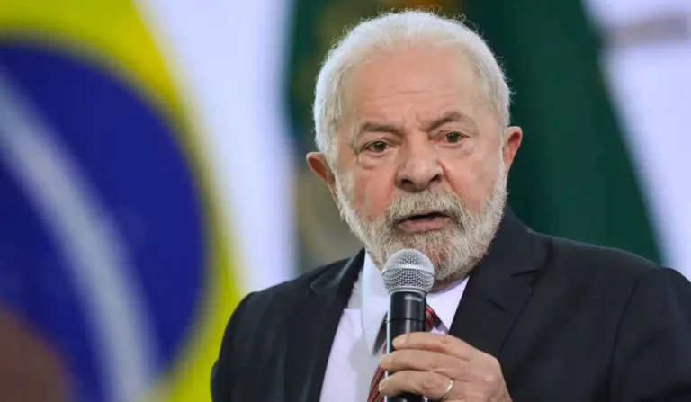 Presidente Lula com microfone na mão