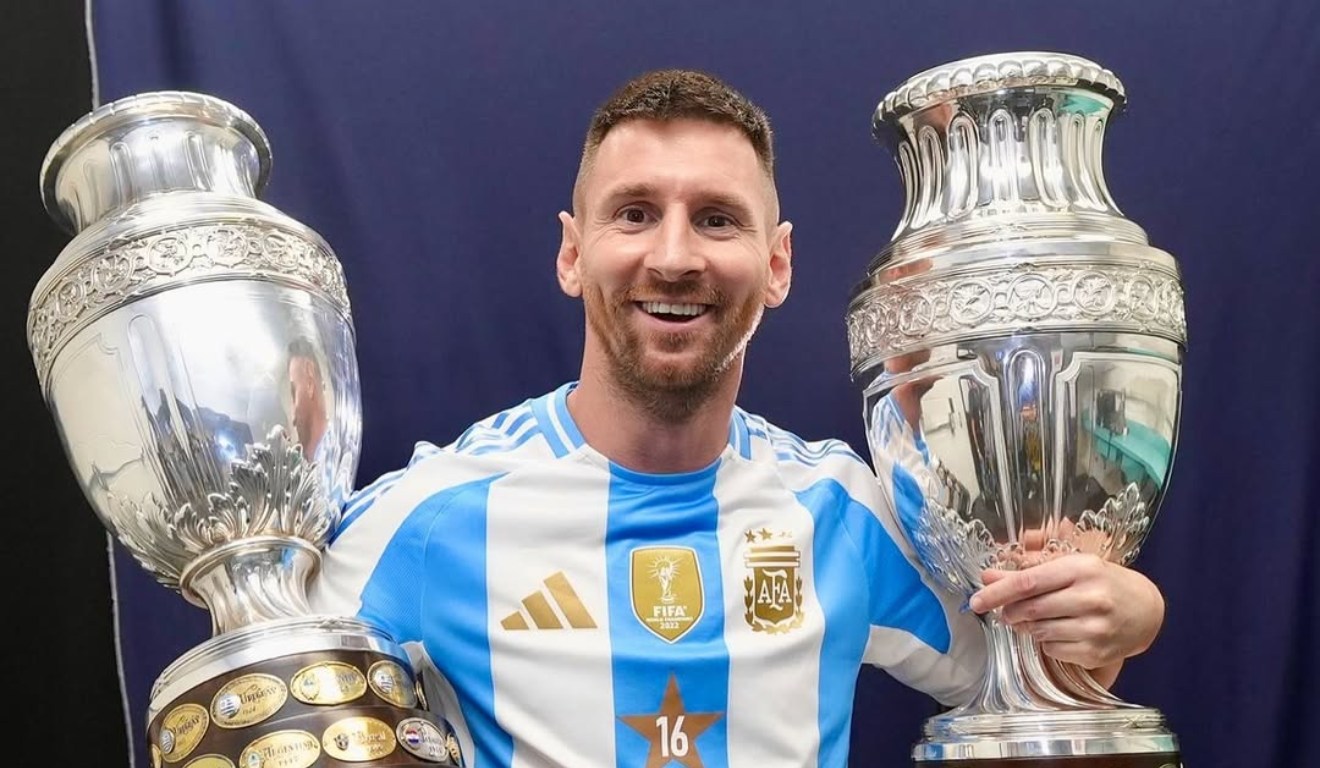 Messi com os troféus das Copa América