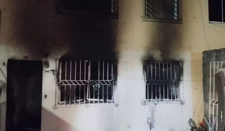 Mãe é suspeita de espancar filho de 3 anos até a morte e tem casa incendiada