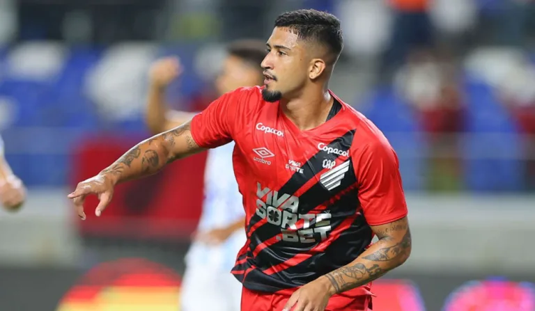 Renan Peixoto comemora o primeiro gol com a camisa do Athletico.