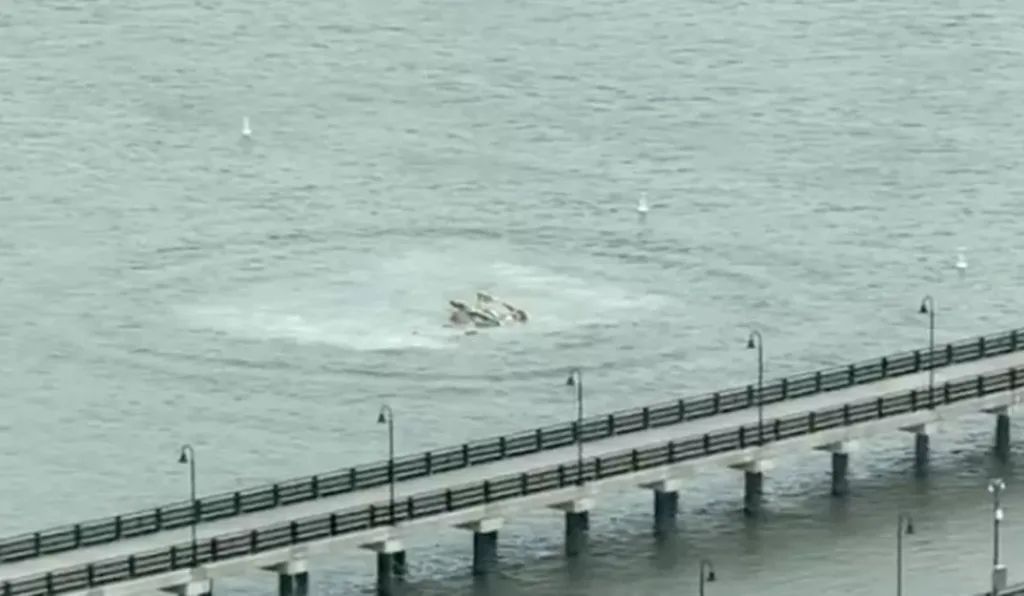 Parte do helicóptero submersa 