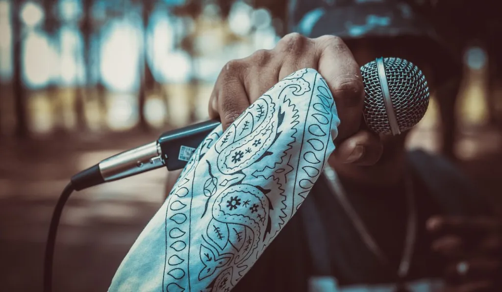 microfone enfeitado com um lenço branco