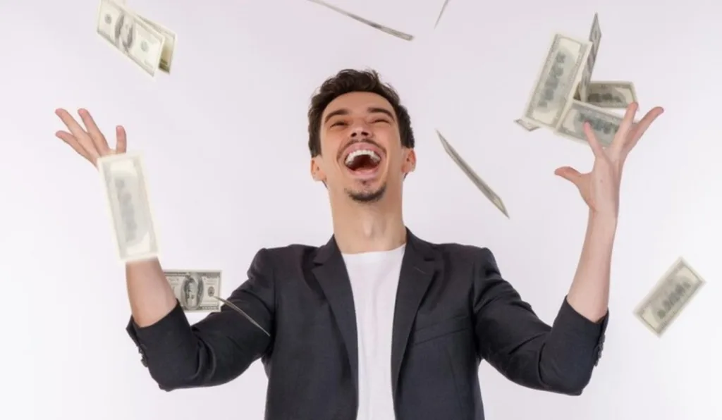 Homem feliz sob chuva de dinheiro 