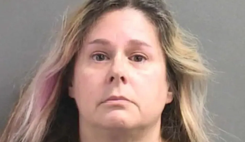 foto de uma mulher loira que foi presa por vender partes de corpo humano nas redes sociais