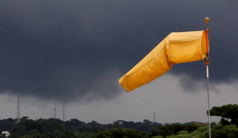 Biruta de vento para ilustrar a chegada do ciclone extratropical