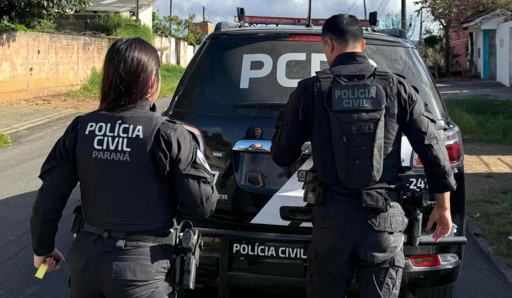 Policiais andando em direção à viatura