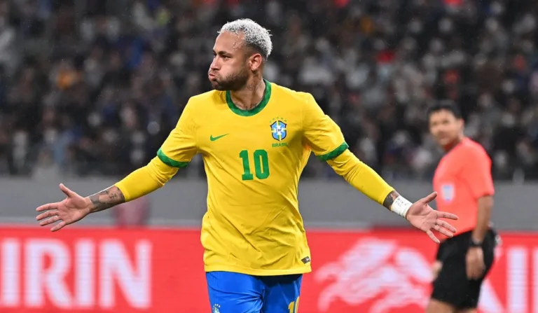 neymar com a camisa da seleção brasileira comemorando um gol
