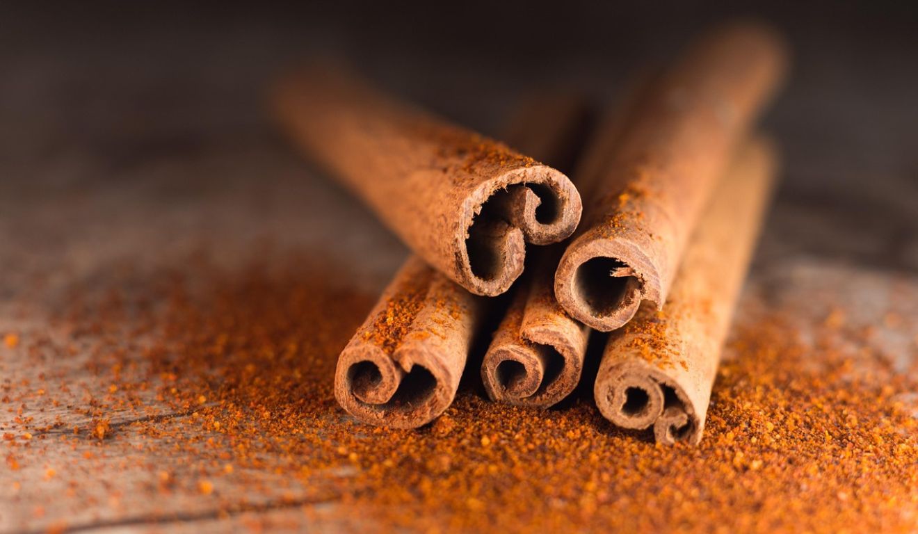 Simpatia da canela representada com pó de canela
