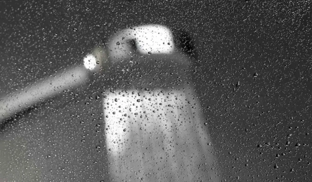 Ducha e vidro molhado