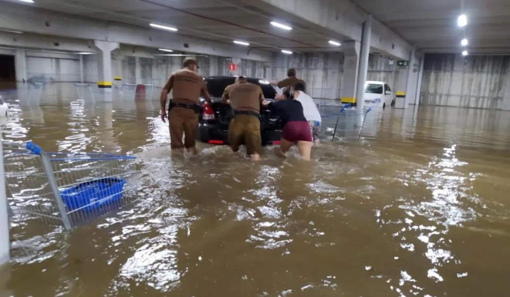 Enchente na Região Central de Curitiba impacta diversos moradores