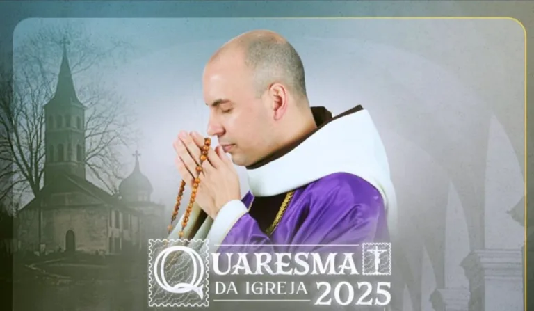 homem segurando um terço na mãos com os olhos fechados