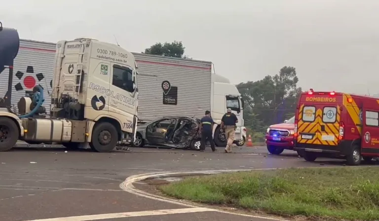 Carro em que motorista sem cinto de segurança foi ejetado na BR-277, em Cascavel