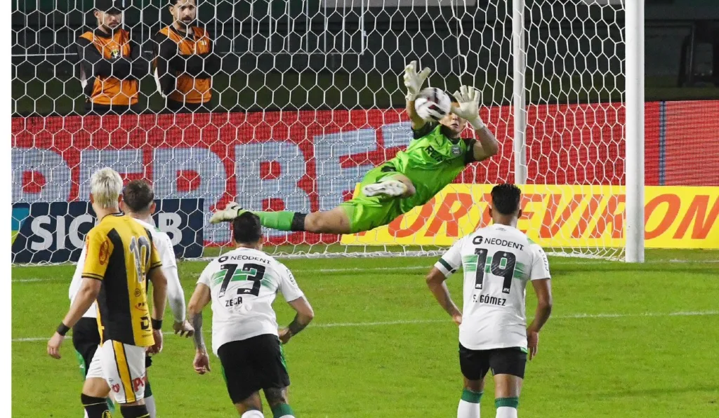 Pedro Rangel defende pênalti em Coritiba x Novorizontino