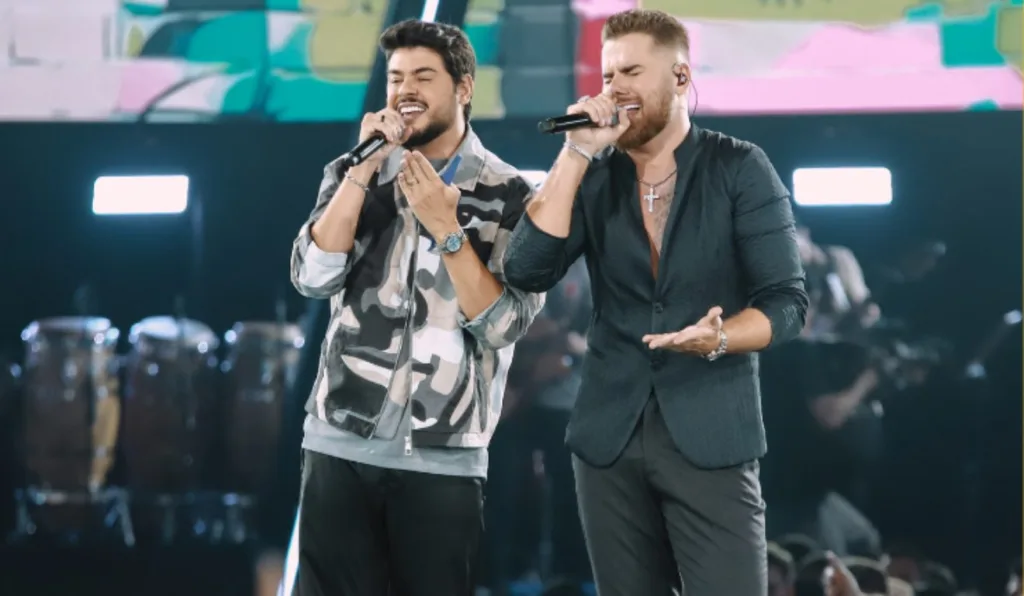 Zé Neto e Cristiano se apresentando em show.