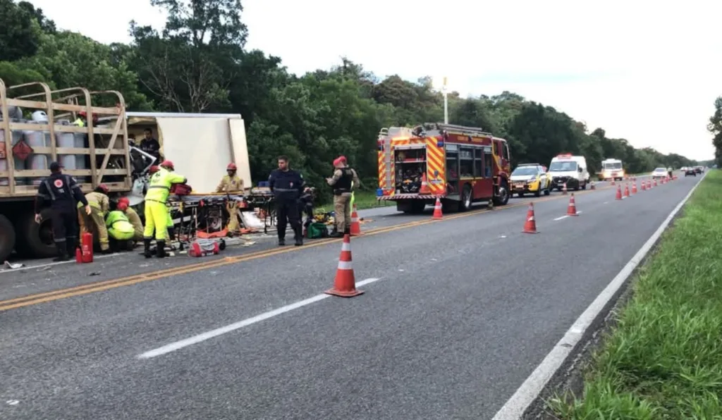 jovem morre em acidente com dois caminhões na PR-508, em Matinhos
