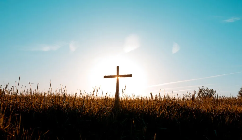 Cruz com vista de natureza.