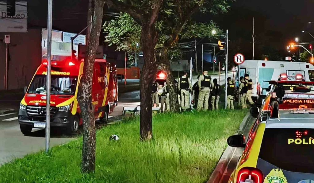 Motociclista precisou ser atendido por uma equipe médica e encaminhado para hospital após acidente 