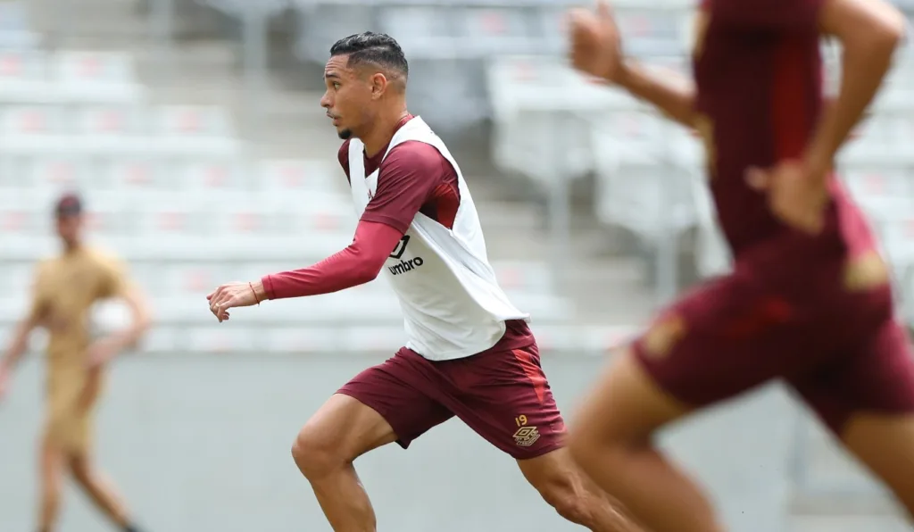 Luiz Fernando em treino do Athletico na Ligga Arena