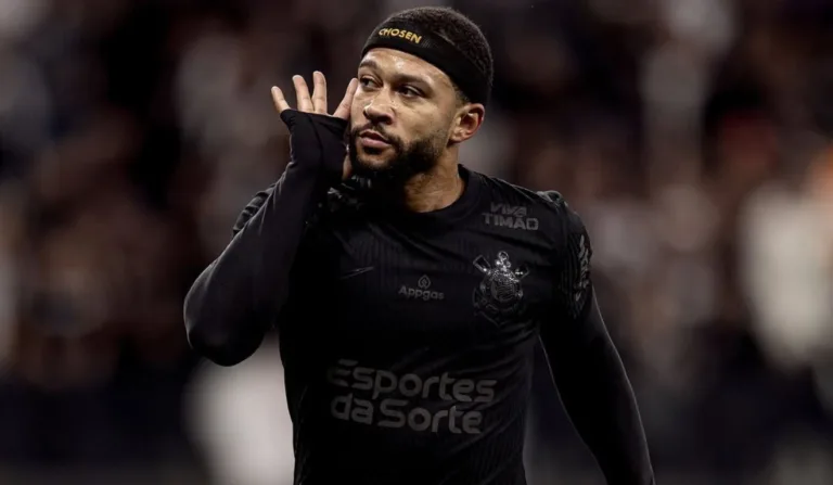 Memphis fez bonito gol contra a equipe do Vasco no Brasileirão