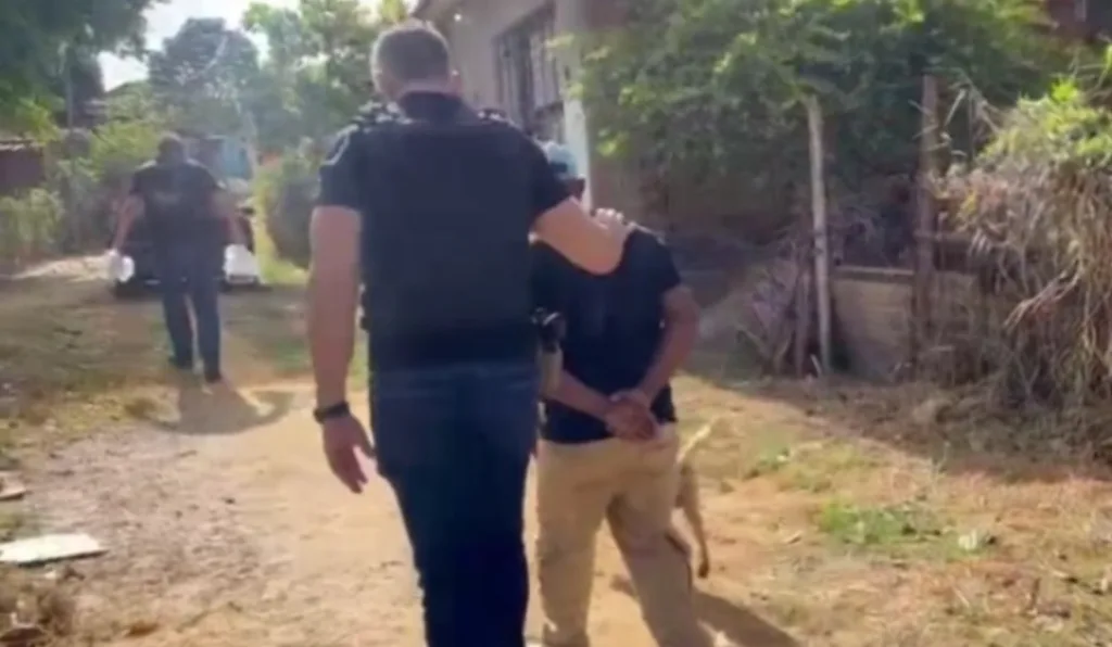 policiais levando adolescente preso