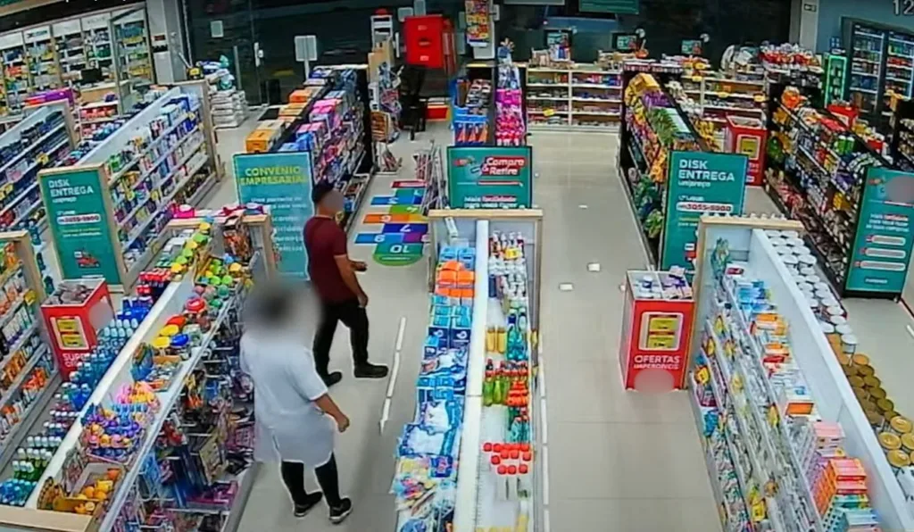 Funcionária que estava grávida sendo assaltada por suspeito em farmácia de Colombo