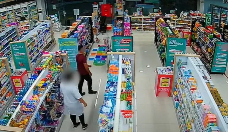 Funcionária que estava grávida sendo assaltada por suspeito em farmácia de Colombo
