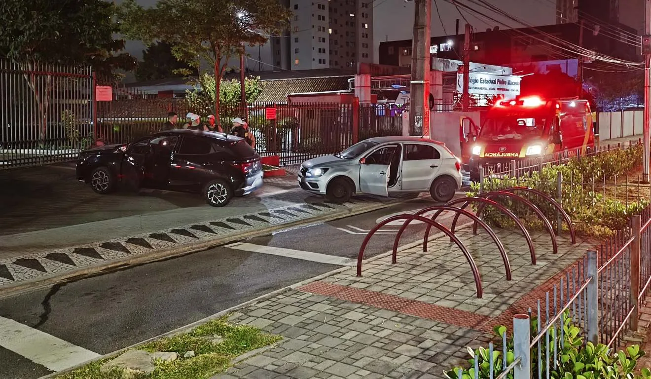 homem baleado no peito depois de perseguir policial de carro