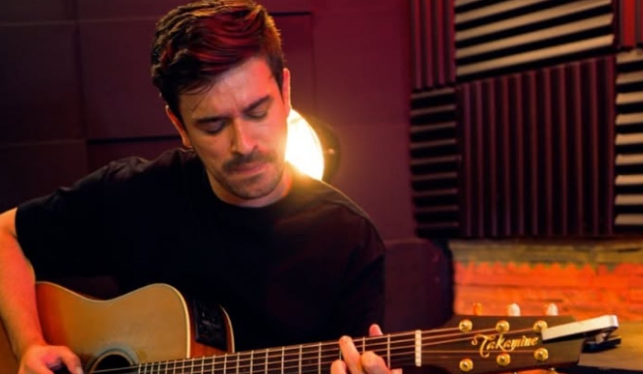 luis sabater, vitima do acidente na br-277, tocando violão