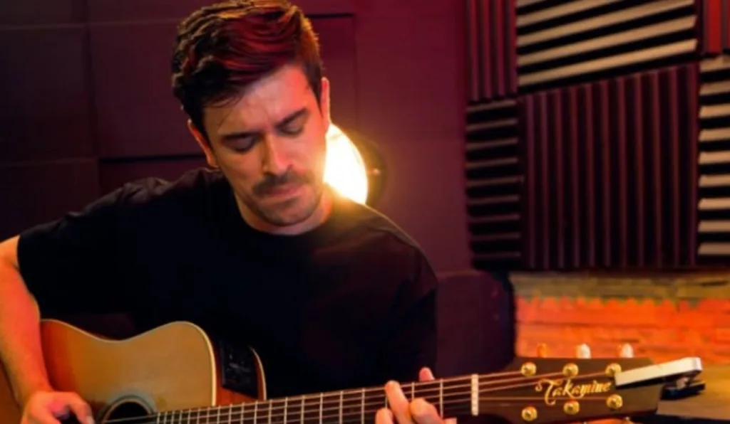 luis sabater, vitima do acidente na br-277, tocando violão