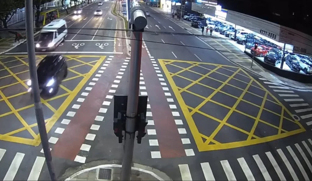 Frame de câmera de segurança que registrou o atropelamento em São Caetano