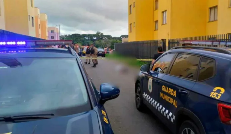 homem morto em condominio