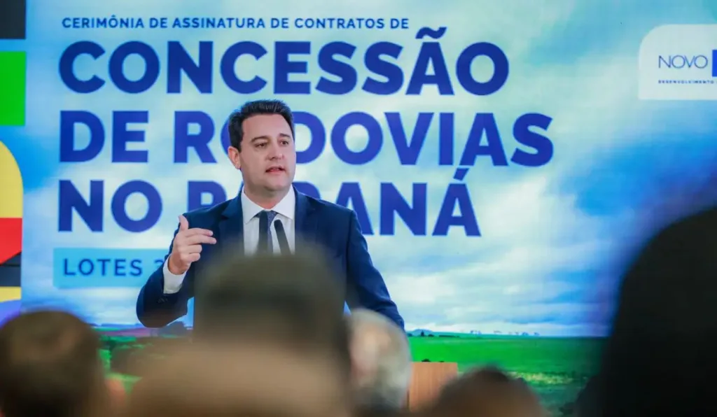 Ratinho Jr. durante evento em que Lula faltou