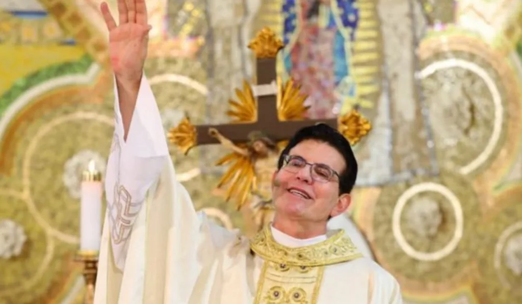 padre reginaldo manzotti na igreja
