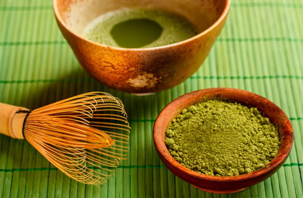 Uma xícara quente de matcha ou chá verde pela manhã oferece um leve impulso de energia sem sobrecarga (Foto: Reprodução)