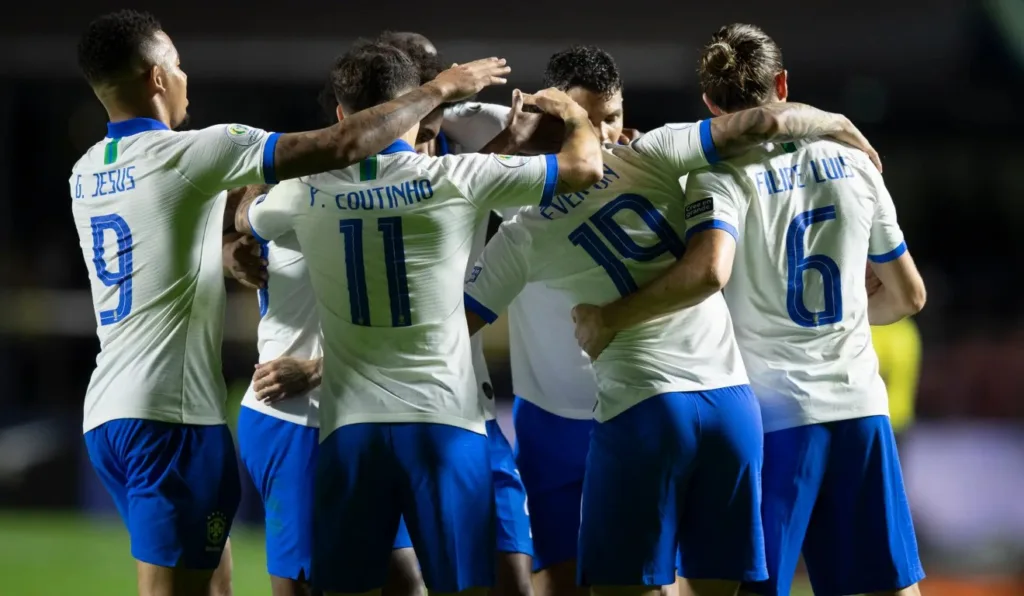 Seleção Brasileira comemorando gol